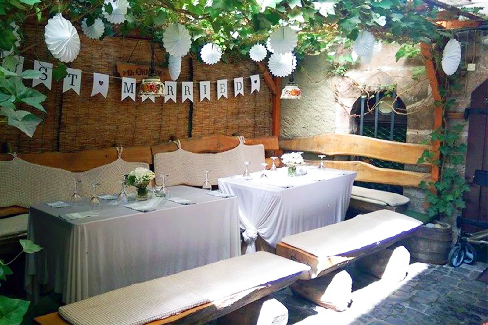 Die überdachte Weinlaube im Innenhof